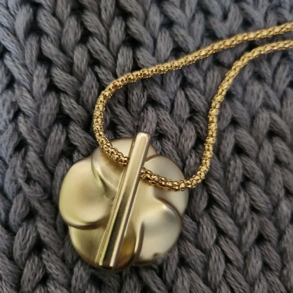 Elegant Black and Gold Flower Pendant Necklace